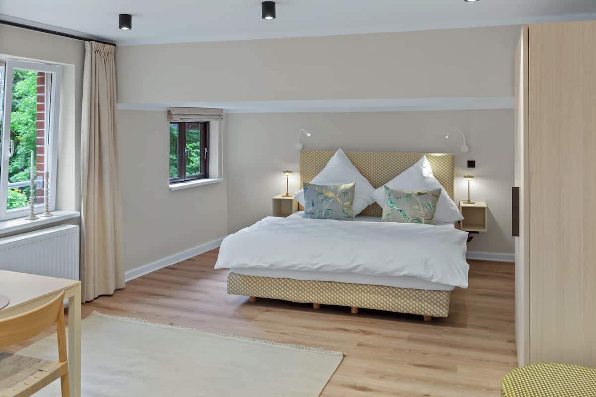 Departamento Deluxe, vista al patio | Área de sala de estar