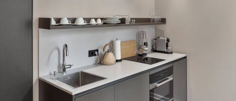 Una cocina moderna equipada con lavavajillas, hervidor y cafetera.