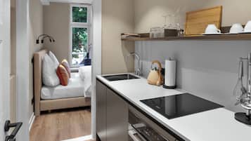 Deluxe Studio, Courtyard View | Private kitchen | Full-size fridge, microwave, oven, stovetop