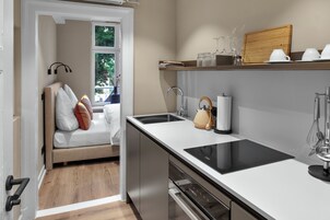 Deluxe Studio, Courtyard View | Private kitchen | Full-size fridge, microwave, oven, stovetop