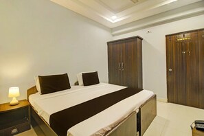Deluxe Double Room, 1 King Bed, Smoking, City View