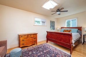1 bedroom, iron/ironing board, WiFi, bed sheets - Charming 1-bedroom medium term rental apartment in serene Santa Fe w/ WiFi, AC, (Santa Fe)