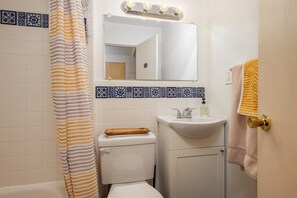 Hair dryer, towels, toilet paper - Charming 1-bedroom medium term rental apartment in serene Santa Fe w/ WiFi, AC, (Santa Fe)