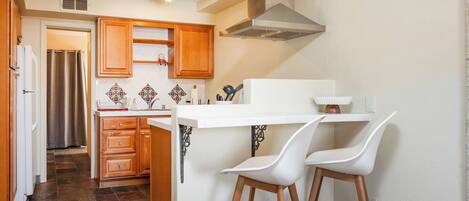 Een microgolfoven, een oven, een kookplaat, een vaatwasser