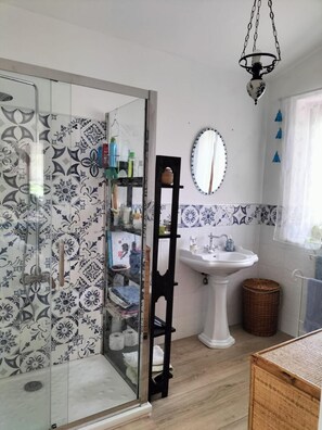 Sèche-cheveux, serviettes fournies, savon, papier toilette