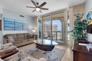 콘도, 침대(여러 개) (Portofino Island Resort 1-1708) | 거실 공간