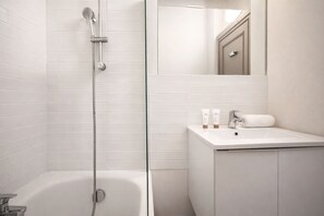 Signature Apartment, Courtyard View | Bathroom