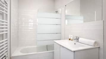 Signature Apartment, Courtyard View | Bathroom