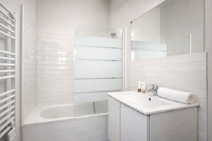 Departamento Prestigio, vista al patio | Baño