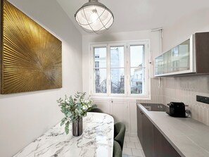 Appartement Signature, vue cour intérieure | Cuisine privée | Machine à expresso, bouilloire électrique, grille-pain, congélateur