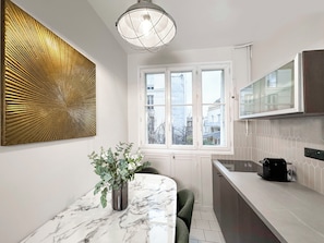 Signature Apartment, Courtyard View | Private kitchen