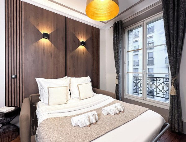 Appartement Signature, vue cour intérieure | Coin séjour | TV connectée de 80 cm avec chaînes numériques