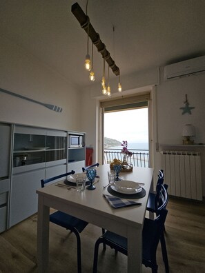 Dining - Spacious two-room apartment with sea view and air conditioning (San Lorenzo al Mare)