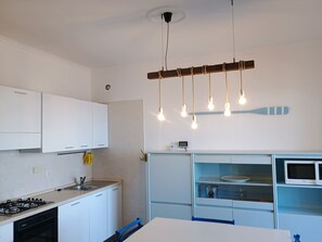 Kühlschrank, Mikrowelle, Ofen, Toaster