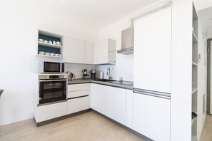 Kylskåp, mikrovågsugn, ugn och diskmaskin