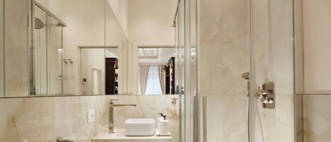 Dusche, umweltfreundliche Kosmetikartikel, Haartrockner, Handtücher