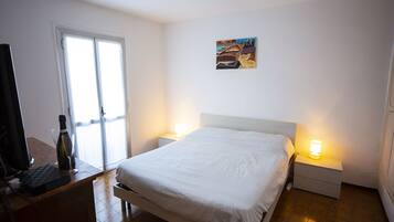 2 bedrooms, iron/ironing board, WiFi