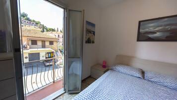 2 bedrooms, iron/ironing board, WiFi