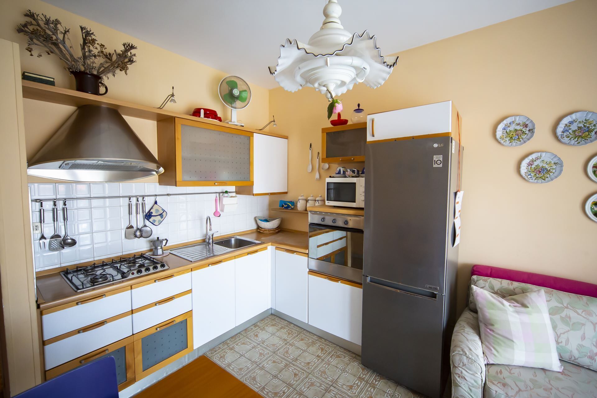 Kühlschrank, Mikrowelle, Ofen, Hochstuhl