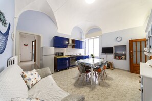 TV - Three-room apartment only 20 metres from the sea (Santo Stefano al Mare)