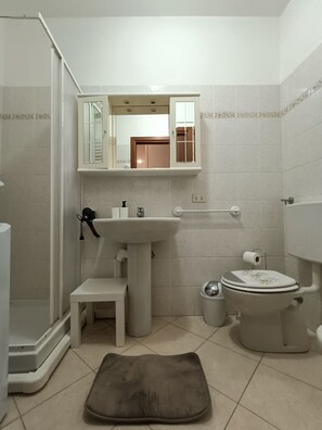 Douche, sèche-cheveux