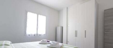 Iron/ironing board, WiFi