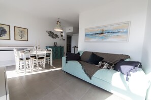 TV - Stunning sea-view villa with two independent flats. (Cipressa)