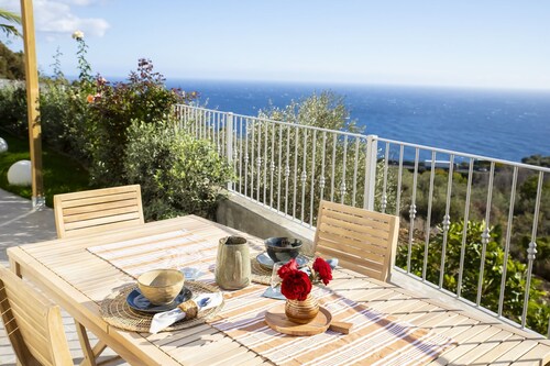 Stunning sea-view villa with two independent flats.