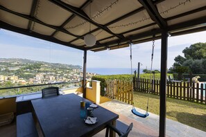 Outdoor dining - Flat in villa with sea view and private pool (Costarainera)