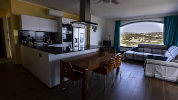 Frigorífico, horno, lavavajillas y cafetera o tetera