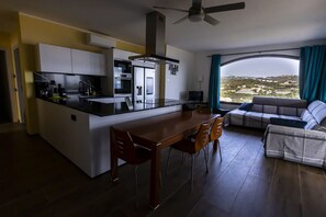 ثلاجة، فرن، غسالة أطباق، ماكينة لصنع القهوة/الشاي