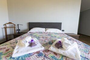 2 bedrooms, iron/ironing board, WiFi