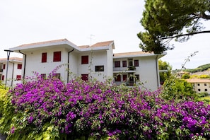 Exterior - Three-room apartment with communal pool (Cipressa)
