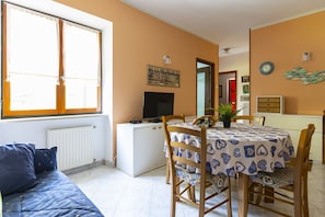 Dining - Three-room apartment with communal pool (Cipressa)