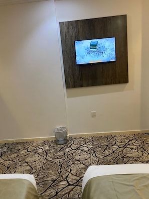 Quadruple Room | In-room safe, blackout drapes, soundproofing, free WiFi