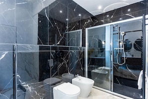 Apartment | Badezimmer | Dusche, Regendusche, kostenlose Toilettenartikel, HandtĂŒcher