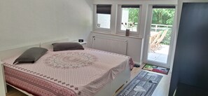 2 bedrooms, WiFi, bed sheets - New, quiet apartment with roof terrace surrounded by greenery in Solingen-Gräfrath (Solingen)