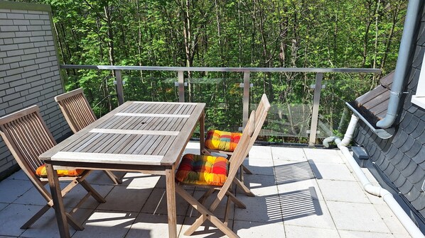 Outdoor dining - New, quiet apartment with roof terrace surrounded by greenery in Solingen-Gräfrath (Solingen)