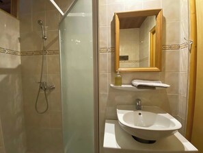 Douche, sèche-cheveux, serviettes fournies