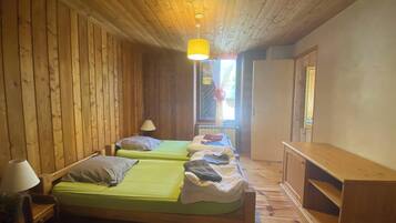 2 bedrooms, WiFi, bed sheets