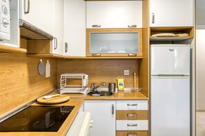 Fridge, microwave, oven, stovetop - Apartamento Fondo con vistas a la montaña, piscina y aire acondicionado (L'Escala)