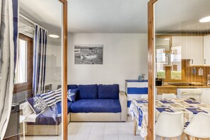 TV - Apartamento Fondo con vistas a la montaña, piscina y aire acondicionado (L'Escala)