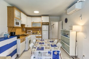 Fridge, microwave, oven, stovetop - Apartamento Fondo con vistas a la montaña, piscina y aire acondicionado (L'Escala)