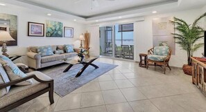 Televisión y oficina 