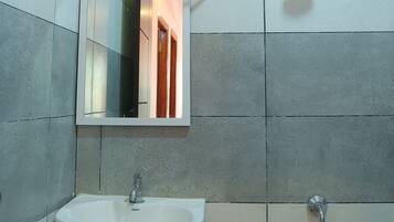 Klassieke kamer, 1 twee- of 2 eenpersoonsbedden | Badkamer | Een douche, gratis toiletartikelen, handdoeken, zeep