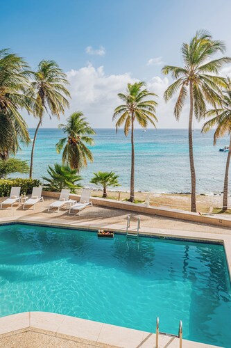 Stunning Oceanfront Villa, 8BR, Private Pool & Beach Access