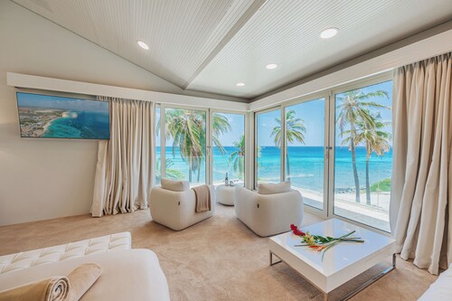 Stunning Oceanfront Villa, 8BR, Private Pool & Beach Access