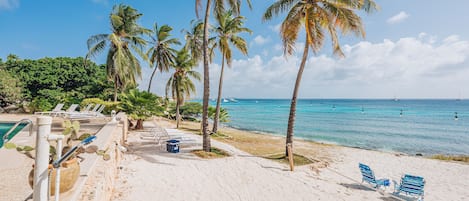 Am Strand, Liegestühle, Strandtücher