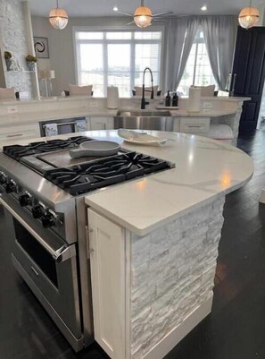 Micro-ondes, four, plaque de cuisson, lave-vaisselle