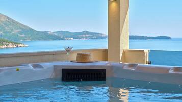 Tina de hidromasaje al aire libre